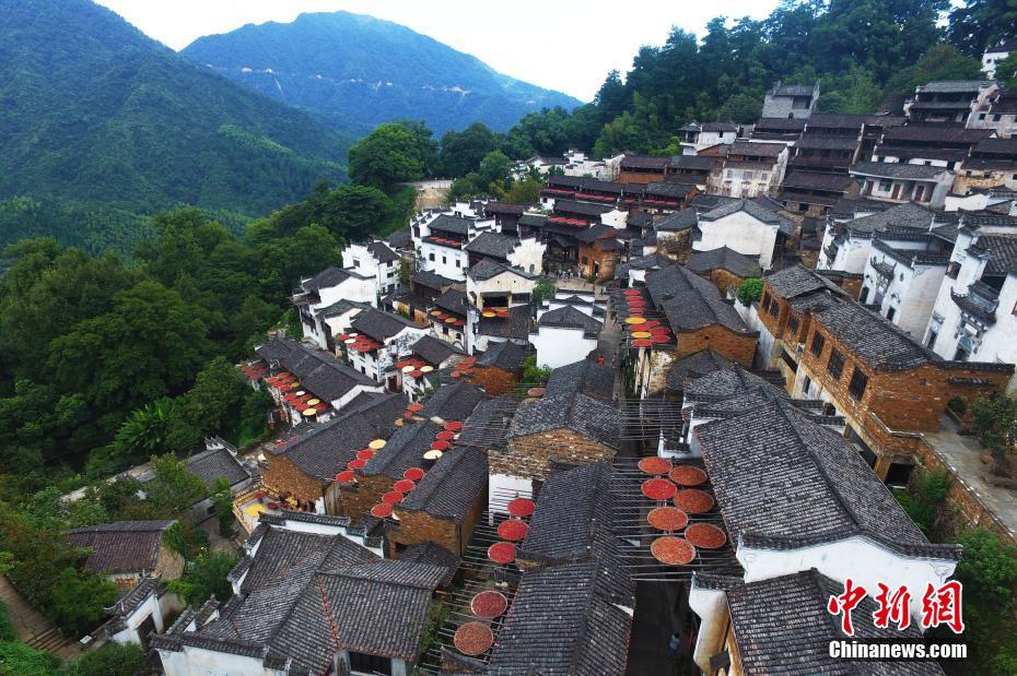航拍“中國最美鄉(xiāng)村”婺源篁嶺“曬秋”